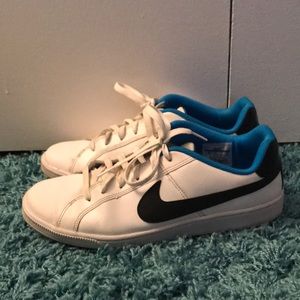 Nike Court Royale